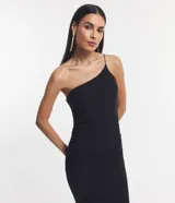 Vestido midi negro de tul, con escote de un solo hombro y bretel fino. Presenta fruncido lateral y corte ajustado al cuerpo.