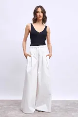 Blusa tejida sin mangas color negro, con escote en V.