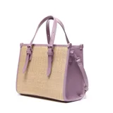 Cartera mediana tipo tote de diseño estructurado, confeccionada en material símil rafia con detalles en cuero sintético color lila. Cuenta con doble asa de mano, correas decorativas frontales con hebillas, etiqueta con el logo de la marca y correa ajustable para el hombro.