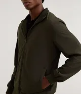 Campera bomber Marfinno para hombre, de color negro, confeccionada en poliamida con elastano y forro de poliéster. Cuenta con cuello alto, cierre frontal por cremallera y elástico en puños y cintura.
