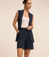 Bermuda de sastrería con cintura alta, trabillas en la cintura, solapa diferenciada y rayas verticales.