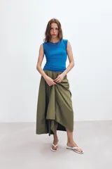 Falda midi negra de tiro alto con cintura elástica y diseño en capa.
