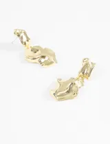 Aros colgantes plateados con diseño irregular y textura orgánica.