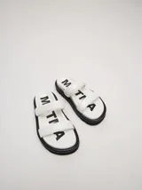 Sandalias de dos tiras anchas acolchadas en cuero vacuno con acabado brillante. Presentan una plantilla con el logo de la marca estampado y una plataforma de goma en color marrón.