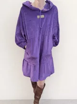 Vestido corto de terciopelo color violeta, con capucha, cordones ajustables, bolsillos frontales tipo canguro y ruedo con volado.