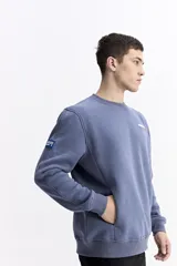 Buzo de cuello redondo con estampado artístico en la espalda que incluye la frase 'Invisible Rise' y el logo de la marca Mistral. Presenta puños y ruedo acanalados.