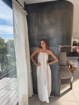 Vestido largo de verano color blanco, con diseño holgado, escote halter con frunces y tirantes finos.