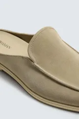 Mocasín destalonado de hombre, fabricado en piel con acabado serraje (gamuza), de horma redonda y suela a contraste con ligero tacón.