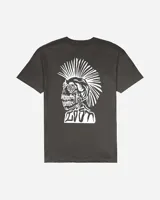 Remera negra con efecto vintage dye, de manga corta y cuello redondo, con pequeño estampado blanco con la palabra "LOST" en el pecho.