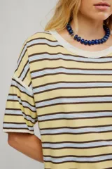 Remera de jersey de algodón con diseño de rayas horizontales en tonos amarillo, celeste y marrón, de calce corto y recto, con escote redondo en contraste, hombros caídos y mangas cortas anchas.