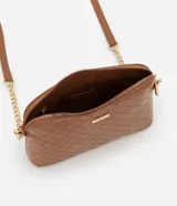 Cartera pequeña de diseño transversal con textura de efecto tressê, cierre superior con cremallera y correa larga de cadena metálica.