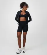 Top deportivo Get Over de microfibra color negro, con escote redondo, tirantes medianos regulables y copas incorporadas.
