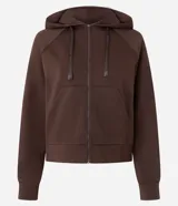 Campera deportiva con capucha ajustable, cierre frontal por cremallera, mangas largas con sisa raglán y puños ajustados. Presenta bolsillo tipo canguro y cordones con lettering estampado.