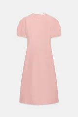 Vestido midi de cuello redondo y manga corta abullonada con terminación elástica. Presenta un diseño de corte evasé con cierre posterior de cremallera oculta.