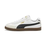 Championes Puma Club II Era, de diseño urbano con base de cuero blanco, detalles en gamuza gris claro, franja lateral negra y suela de goma color caramelo. Incluye logo de la marca en dorado.
