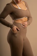 Top deportivo azul marino de mangas largas, con escote en V y banda elástica blanca en el bajo busto.