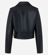 Campera estilo biker corta, color negro, confeccionada en poliuretano (PU) con cuello con solapa, cierre frontal de cremallera y bolsillos con cremallera.