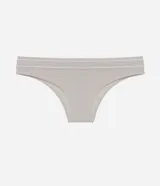 Bombacha tipo bikini de corte clásico, confeccionada en tejido de poliamida texturizado con tecnología seamless. Presenta un diseño liso en color bordó con bordes en contraste color blanco y detalle de logo bordado en el frente.