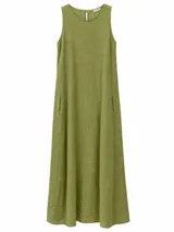 Vestido largo sin mangas de lino color verde, con cuello redondo, corte recto y bolsillos laterales.