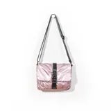 Bandolera acolchada color rosa metalizado, con correa de hombro ajustable en color gris y cierre con hebilla de plástico negra.