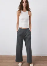Pantalón de piqué color gris oscuro, de corte recto y holgado con pinzas en la parte delantera y cintura elástica.