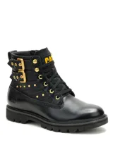 Bota Caterpillar modelo Grader Ws Embellish, color negro, de caña media con cordones, hebillas doradas ajustables, tachas metálicas decorativas y suela track de goma.