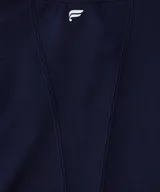 Remera deportiva de manga larga color azul marino, con cuello alto y cierre frontal parcial de media cremallera.
