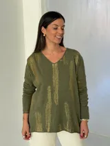 Sweater de punto color verde oliva con estampado de pinceladas doradas brillantes, escote en V y mangas largas con diseño holgado.