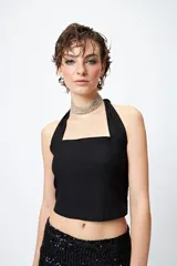 Top negro elastizado de escote recto y espalda abierta con tiras.