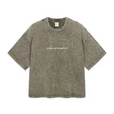 Remera de corte boxy, color verde oliva con efecto lavado (piedra), con texto bordado en el pecho.