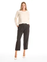 Pantalón de vestir marca Elie Tahari con silueta fluida, diseño de pinzas frontales, bolsillos laterales funcionales y corte wide leg al tobillo.