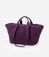 Cartera tipo shopper grande marca Satinato, confeccionada en poliéster con diseño acolchado puffer en color bordó y asas anchas de gorgorán.