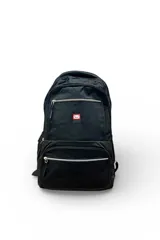 Mochila Ecko modelo EK154 de color gris, con múltiples compartimentos con cierre, bolsillos laterales de red y parche frontal con el logo de la marca.