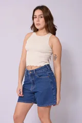 Short de jean azul de tiro alto y corte recto.