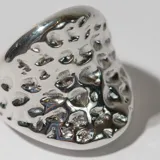 Anillo plateado con textura irregular.