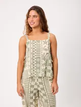 Top de algodón verde y crudo con estampado de motivos marinos, geométricos y tropicales, con tirantes anchos, escote cuadrado y cordones ajustables en los laterales.