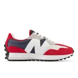 Championes New Balance 327 con diseño retro inspirado en los años 70, capellada de ante y malla en combinación de colores rojo, azul marino, blanco y gris, con la icónica letra 'N' grande en el lateral y suela de goma con relieve.