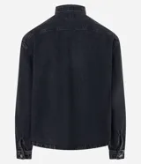 Camisa masculina de denim de algodón con efecto marmolado, corte oversized tipo boxy, cuello camisero, mangas largas, cierre frontal con botones y dos bolsillos frontales con solapa en el pecho.