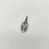 Dije de medalla ovalada con la imagen de la Virgen Milagrosa en relieve, fabricado en plata 925 con acabado envejecido.