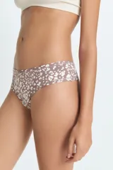 Bombacha tipo culotte de tiro medio con estampado de manchas pequeñas en tonos tierra y crema. Confeccionada en poliamida y elastano con forro de algodón.