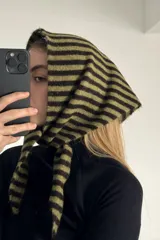 Pañuelo de punto con diseño de rayas horizontales en color verde militar y marrón, para usar en la cabeza o el cuello.