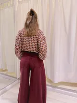 Pantalón de terciopelo color borgoña, de tiro medio y corte acampanado.