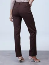 Pantalón de gabardina elastizada color beige, marca Zac & Rachel, corte slim, con pretina con pasadores, botón y cierre. Delantera con tres bolsillos y trasera con bolsillos ojal.