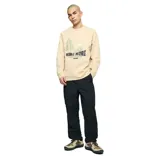 Buzo de cuello redondo color beige, con estampado frontal que incluye un paisaje de montaña y bosque junto a la frase 'Hike More'.