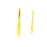 Par de aros colgantes dorados con forma de lágrima alargada.