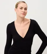 Conjunto de pijama largo compuesto por una blusa de manga larga con escote en V y un pantalón de corte recto con cintura elástica. Confeccionado en tejido flame de viscosa y elastano, ofreciendo una caída suave y cómoda.