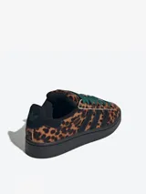 Championes Adidas Campus 00s con estampado animal print de leopardo, detalles en negro y cordones verdes.