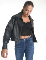 Campera de eco cuero color bordó, con cuello camisero, cierre frontal metálico y bolsillos laterales. Presenta un diseño de corte recto y forro interno a tono.