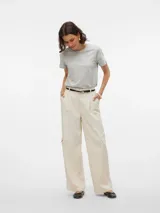 Pantalón cargo wide leg de tiro medio color beige, confeccionado en mezcla de poliéster, viscosa y lino. Cuenta con bolsillos laterales tipo cargo en las piernas y pinzas en la parte delantera.