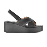 Sandalias negras con plataforma y tiras cruzadas.